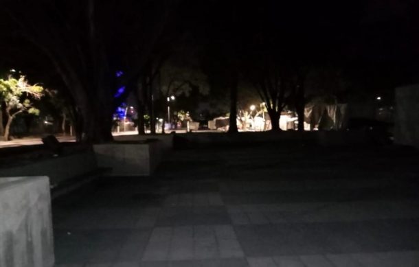 Roban las recién instaladas luminarias de la Plaza Juárez