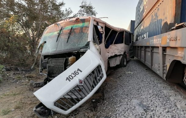 El tren embistió camión de transporte de personal en Tlajomulco