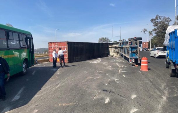 Tráiler se vuelca en trébol de Periférico y avenida Vallarta