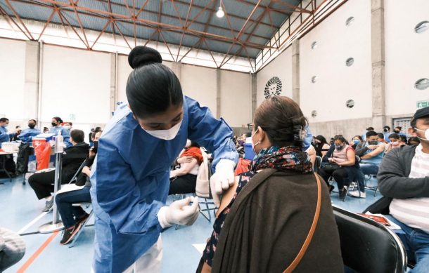 Concluye vacunación anti-Covid de refuerzo a maestros de Jalisco