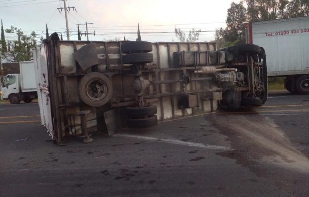 Se registra volcadura en el Circuito Metropolitano Sur