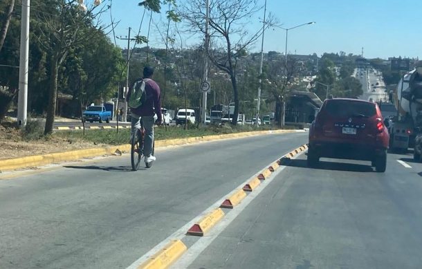 Ciclistas circulan por el carril confinado del Peribús