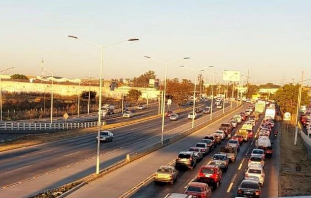 Una vez más se colapsa la vialidad en Periférico y San Isidro