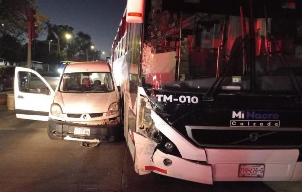 Camioneta repartidora choca contra el Macrobús en Miravalle