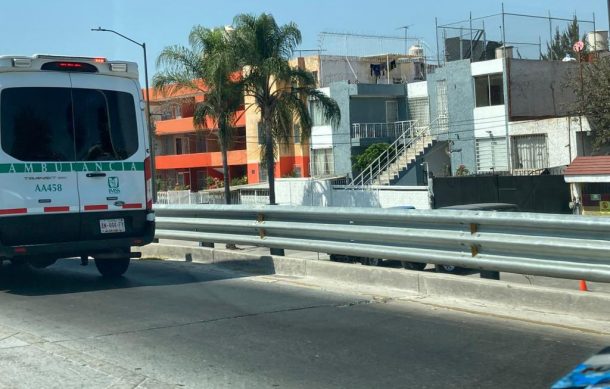 Choferes del IMSS circulan por carril exclusivo del Peribús