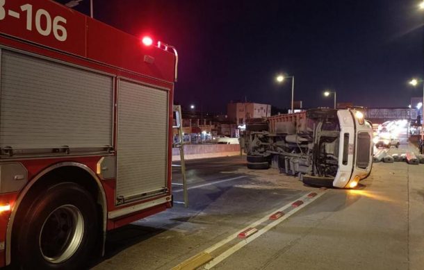 Volcadura de camión colapsa vialidad del Periférico en Zapopan