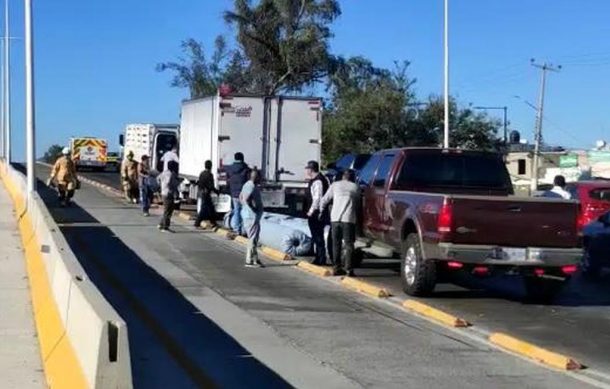 Volcadura en Periférico evidencia falta de respuesta ante emergencia