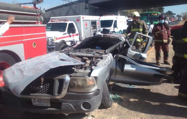 Tráiler aplastó camioneta donde viajaba una familia, resultan sólo con golpes