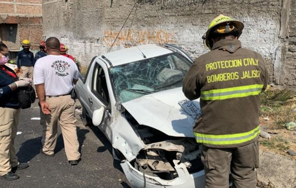 Grave un conductor tras volcar camioneta en autopista a Zapotlanejo