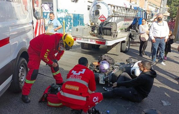 Motocicleta choca contra pipa gasera al oriente de la ciudad