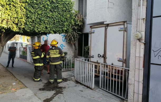 Incendio afecta negocio en Jardines de la Cruz en Guadalajara