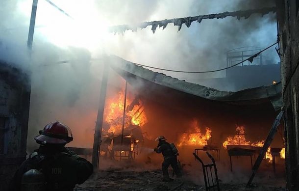 Consume incendio fábrica de botanas en Guadalajara