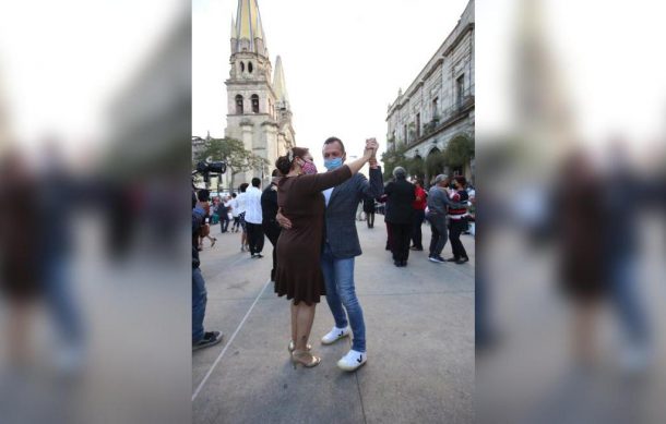 Ponen a bailar danzón al Alcalde de Guadalajara