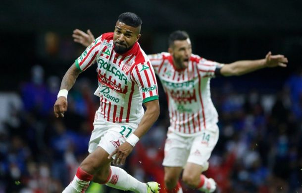 Necaxa remonta y vence a Cruz Azul 2-1