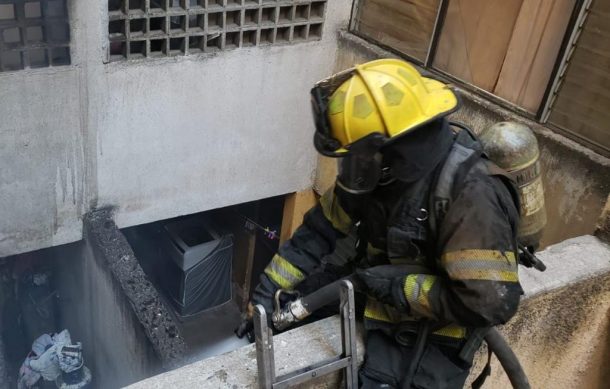 Incendio causa severos daños en torre de departamentos de Jardines de San Francisco