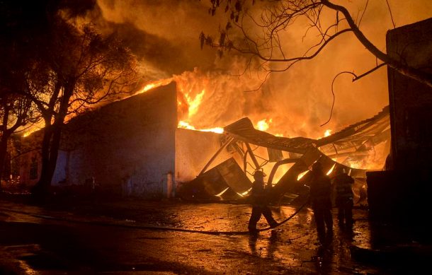 Incendio de grandes proporciones en una bodega de refacciones en González Gallo