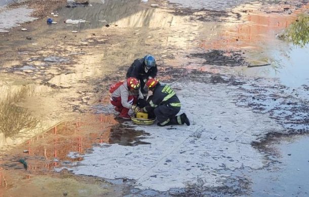 Tripulantes de motocicleta caen al canal de avenida Normalistas