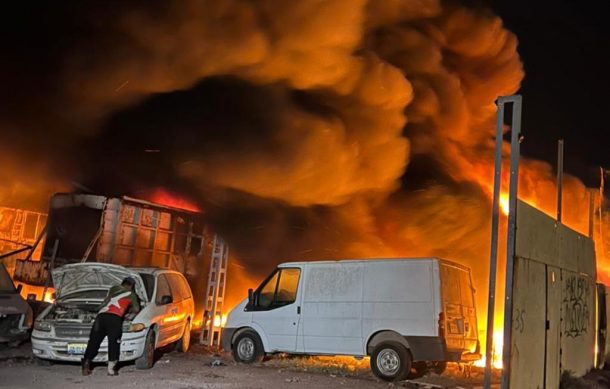 Incendio devasta chatarrera en Periférico Nuevo