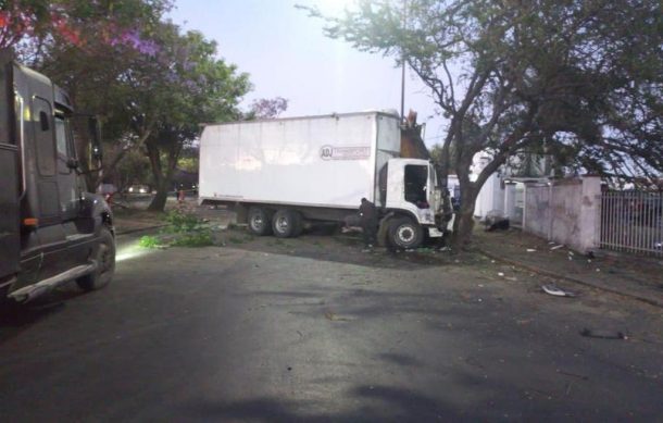 Un lesionado grave deja choque de tráiler contra árbol en Tonalá