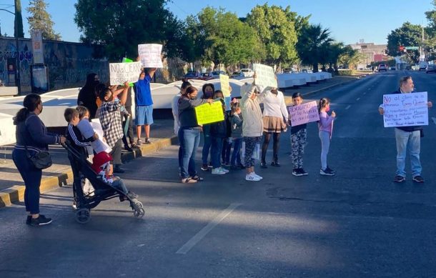 Bloquean avenida  Federalismo en protesta contra cierre de Primaria Gregorio Torres Quintero