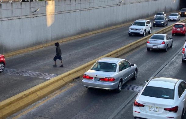 Indigente provoca caos al caminar por túnel vehicular de López Mateos