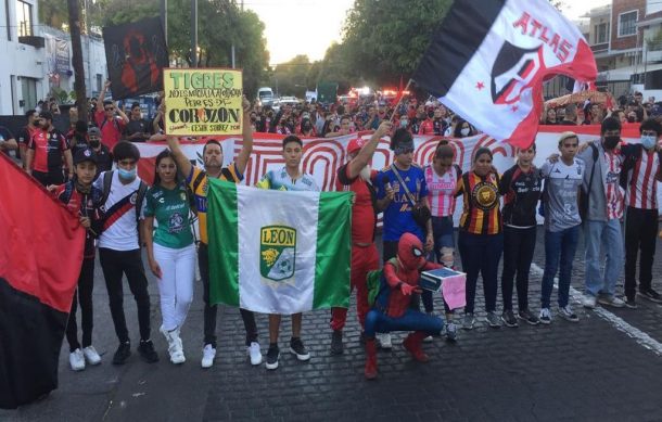 Caminan seguidores del futbol en Marcha por la Paz apoyando al Atlas