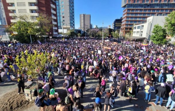 Marchas feministas complican la vialidad en Guadalajara