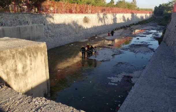 Graves se encuentran los tripulantes de una moto que cayó a canal pluvial