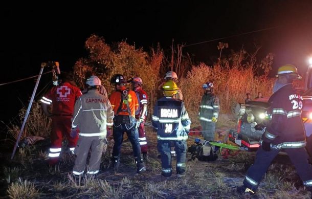 Rescatan a menor que cayó a un barranco sobre carretera a Nogales