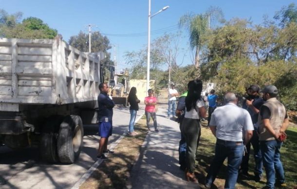 Denuncian vecinos de Bosques del Centinela derribo de bardas y plumas que ellos colocaron