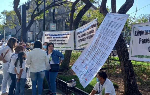 Se manifiestan pacientes renales en las puertas del Congreso del Estado