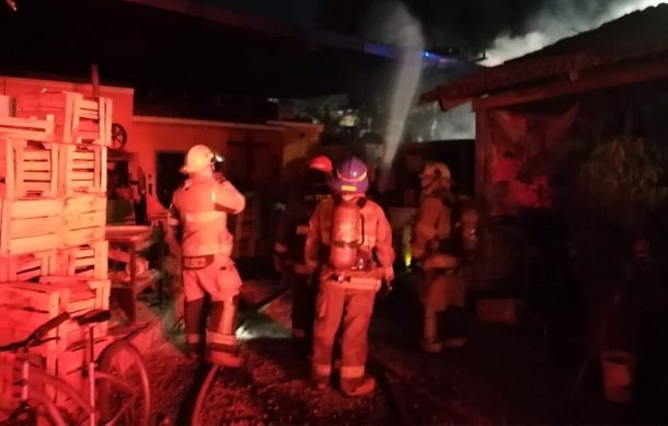 Incendio destruye bodega de fresas en Jardines de la Cruz