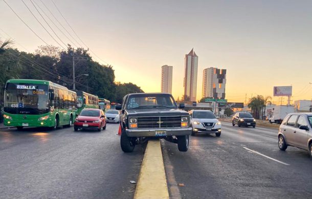 Camioneta se sube a uno de los muros de contención en el nodo vial de Los Cubos