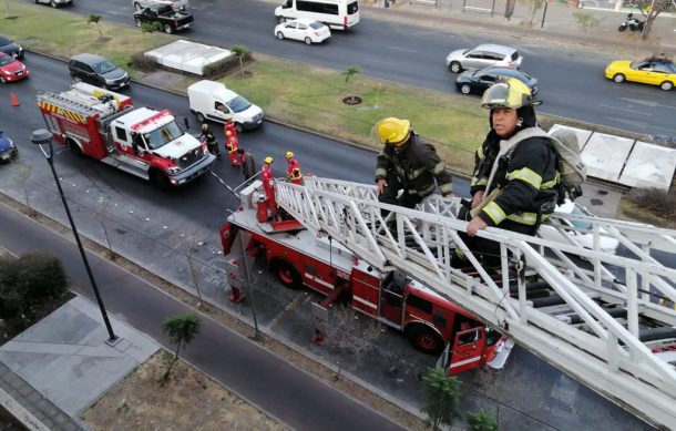 Combaten conato de incendio en céntrico crucero de la ciudad