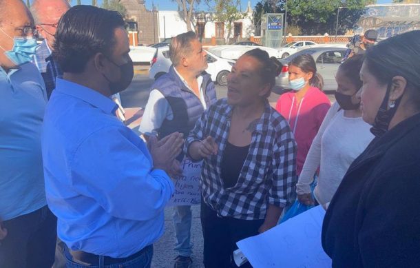 Increpan padres de familia de escuela Torres Quintero a autoridades educativas