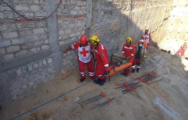 Hombre que se metió sin permiso a obra en construcción sufre caída de 10 metros