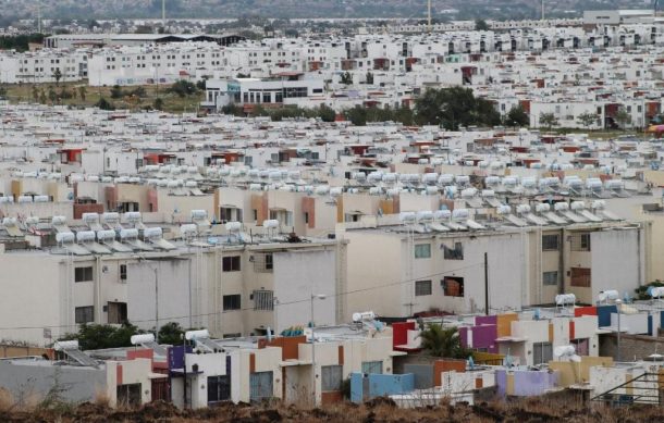 Alto costo de vivienda obliga a jóvenes a buscar “roomies”