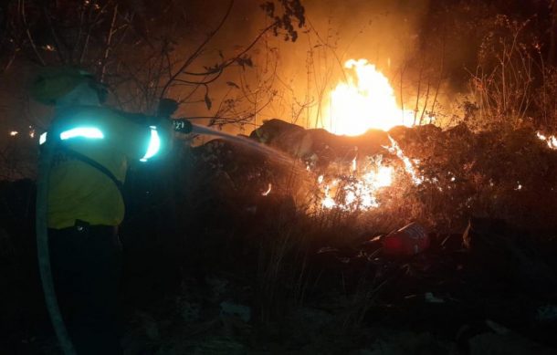 Combaten fuerte incendio cerca de fraccionamiento Monticello en Zapopan