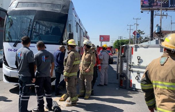 Choque del Macrobús en la Zona Industrial dejó dos heridas