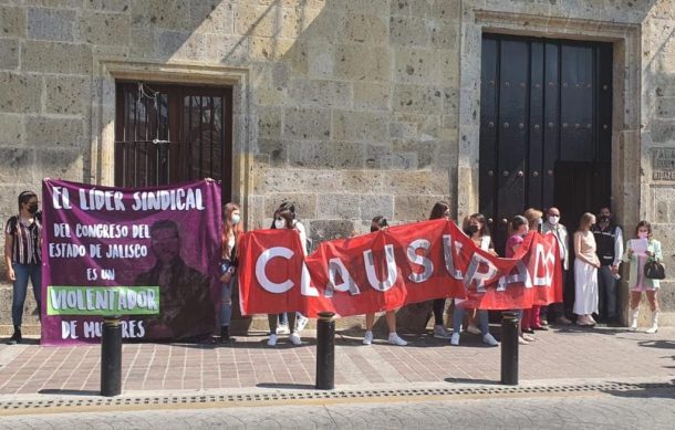 Feministas clausuran el Congreso por presuntas agresiones de líder sindical