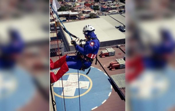 Bomberos festejan el Día del Niño vestidos como superhéroes