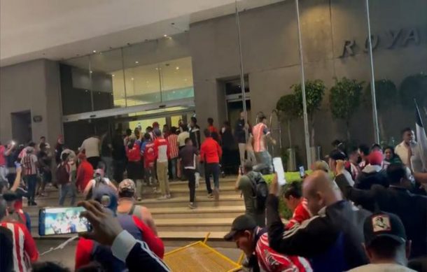 Grupo de seguidores provoca desmanes en hotel de concentración de Chivas