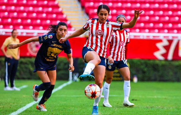 Chivas remonta y vence 2-1 a Pumas en la Liga Femenil