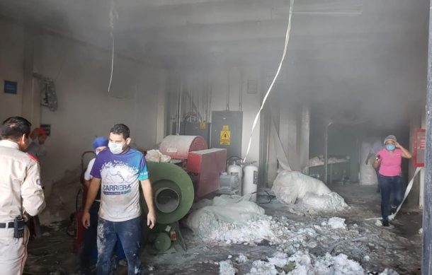 Se registra incendio en fábrica de insumos médicos en la colonia La Perla