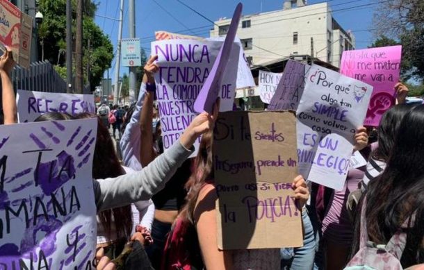 Se manifiestan alumnos de Prepa 11 contra violencia de género