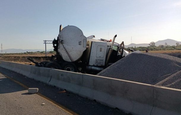 Volcadura de pipa provoca el cierre de la autopista a Colima