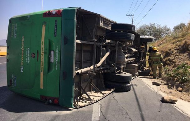 Se registra volcadura de camión de transporte urbano en Tonalá