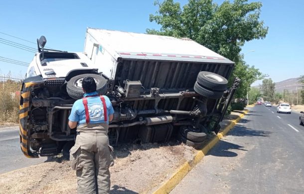 Por imprudente conductor, volcó vehículo de carga en el Circuito Metropolitano Sur