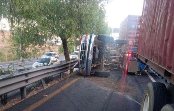 Volcadura provoca cierre de carretera a Morelia a la altura de Las Cuatas