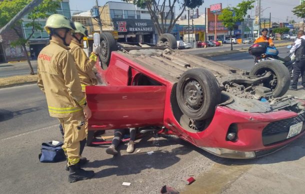 Mujer resulta herida al volcar su auto sobre avenida Mariano Otero